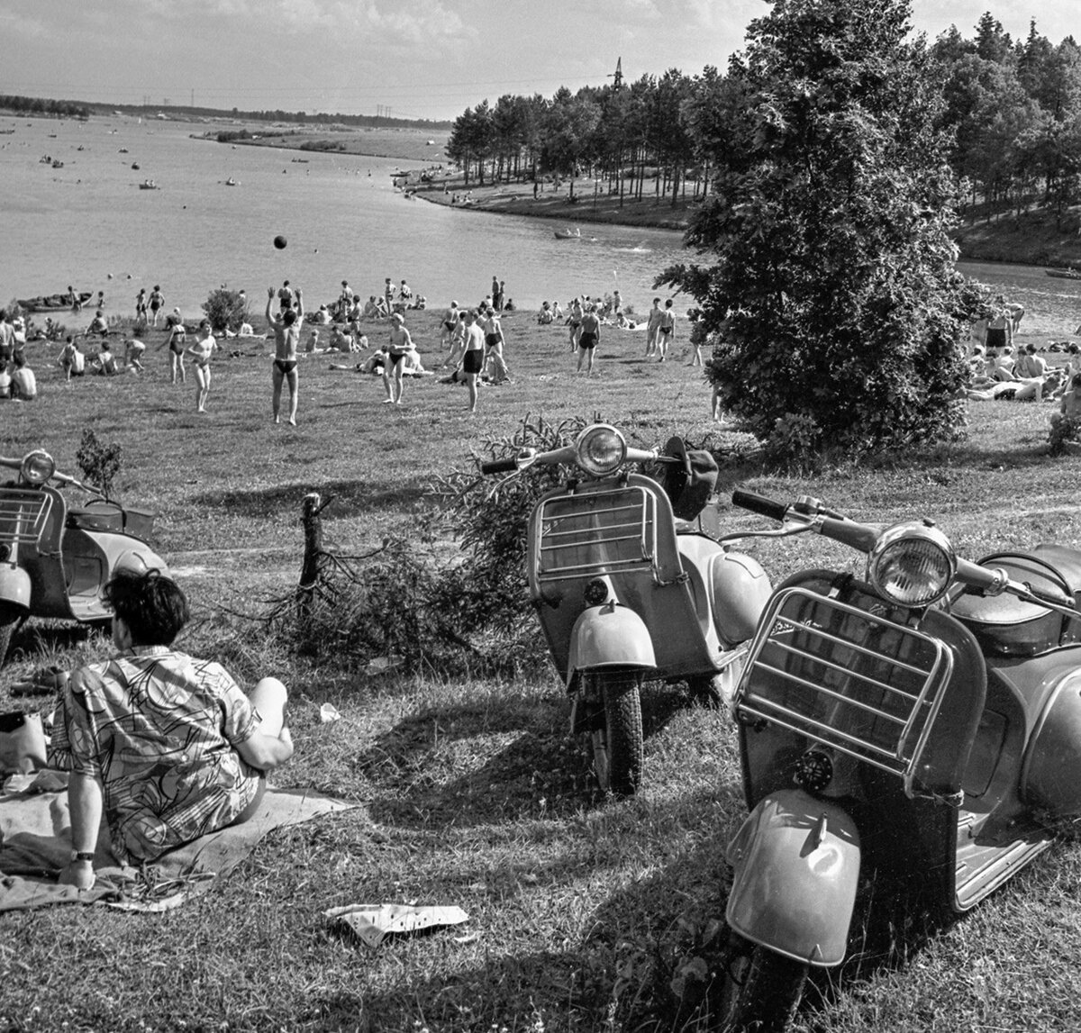 Обычный летний день на Истринском водохранилище под Москвой. 1960-е. Фото взято из открытых источников: soviet-postcards.com