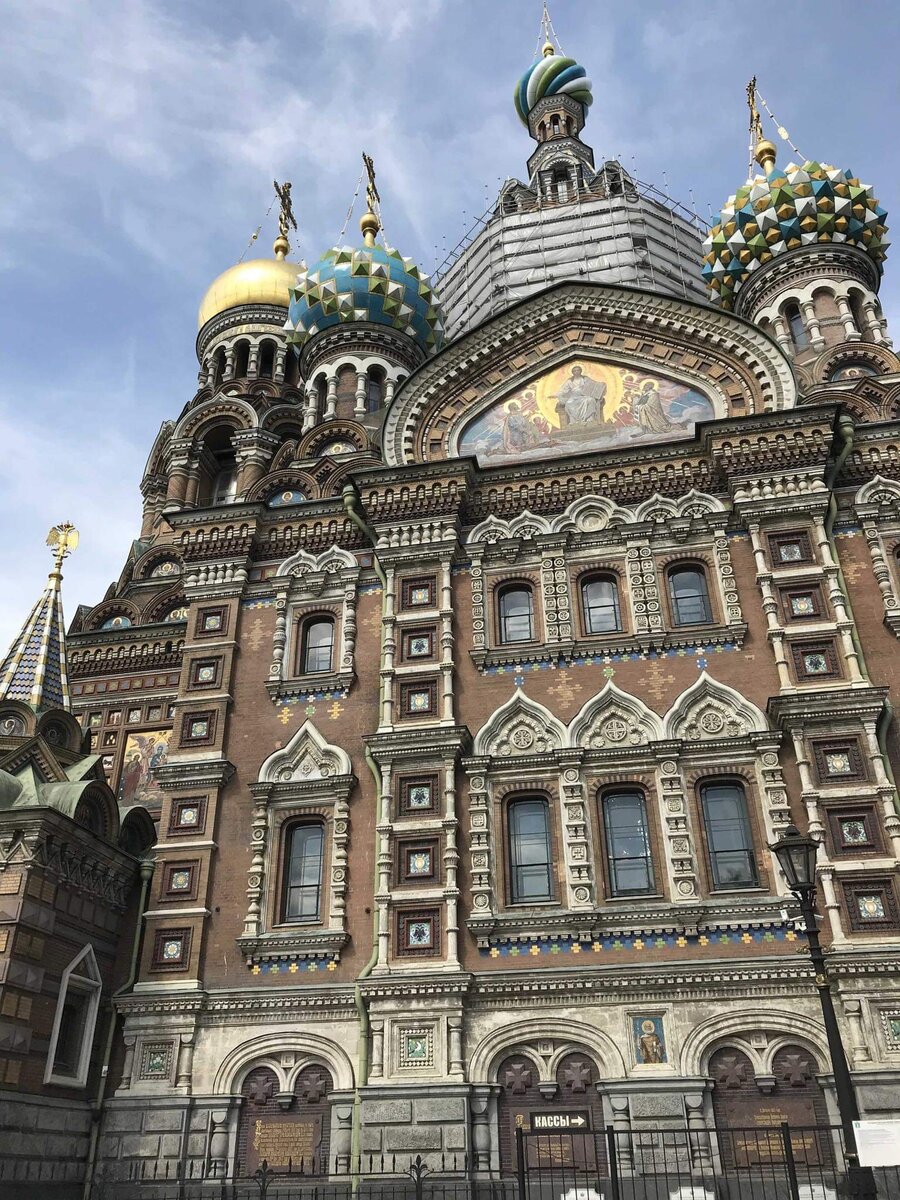 На фронтонах – гербы губерний, пожертвовавших деньги на храм. Собирала вся Россия