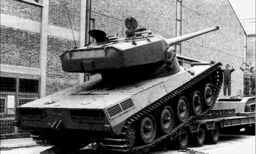 Танк АМХ заезжает на платформу