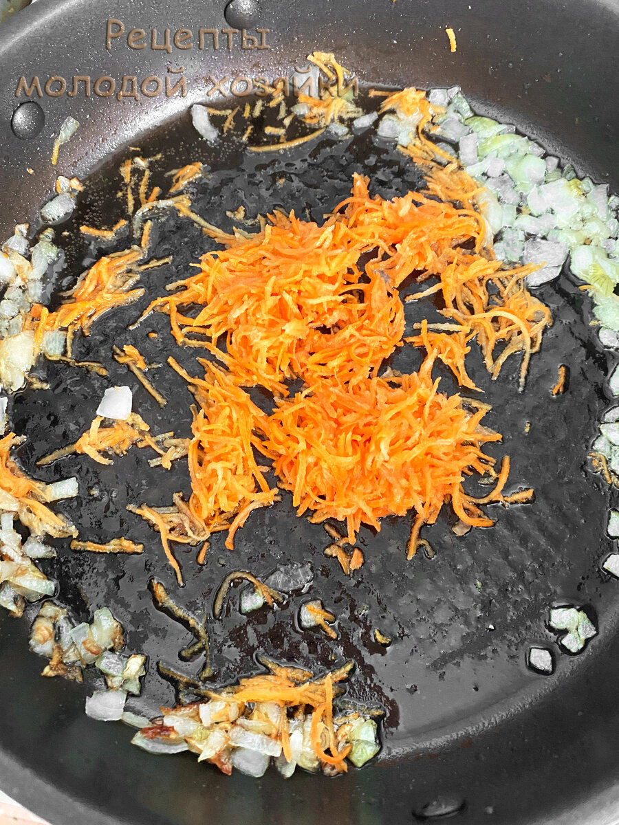 Жарим лук и морковь