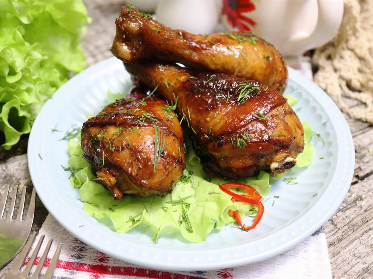 куриные бедрышки в соевом соусе. маринованная курица на сковороде. маринованная курица на сковороде. куриное филе в соевом соусе на сковороде рецепт. курица в майонезе на сковороде.