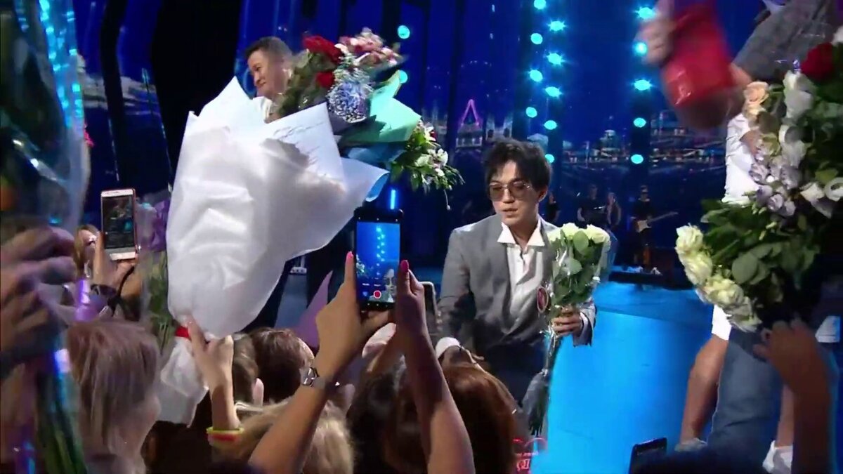 Димаш не знает, куда деть цветы от поклонников