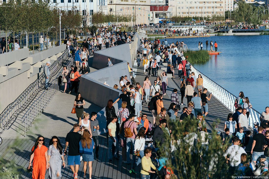 Оживленная набережная. Москва мос набережные. У набережной. Набережная стоявшая на ней. Набережная уфа.