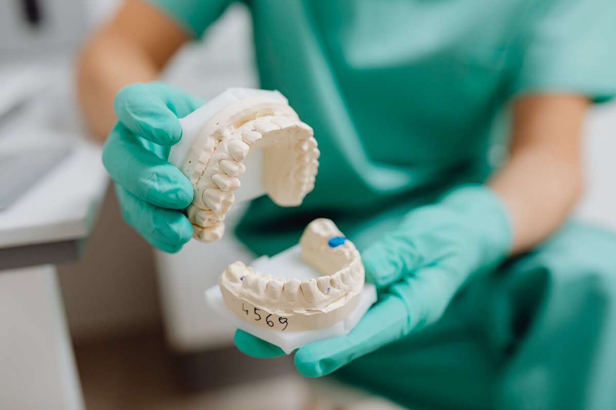 Протезирование зубов инвалиду 1 группы. Стоматология Эстетика. Сайт стоматологии. Дантист Эстетика. Хирургическая стоматология.
