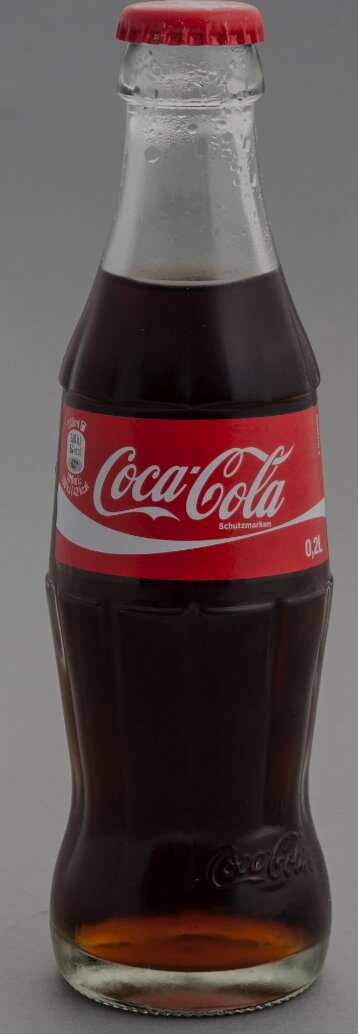 Основной вред в том, что она очень калорийна. Банка колы объемом 330 мл содержит 35 граммов сахара — девять чайных ложек. Сахар относится к легкоусвояемым углеводам. Установлена связь между употреблением легкоусвояемых углеводов, в том числе в составе газировки, и риском ожирения и сахарного диабета.