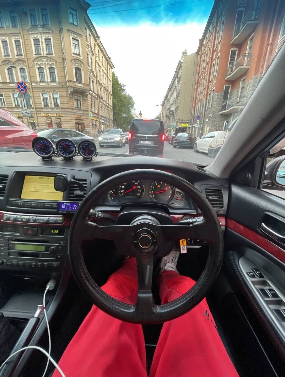пример интерьера автомобиля с дополнительными датчиками