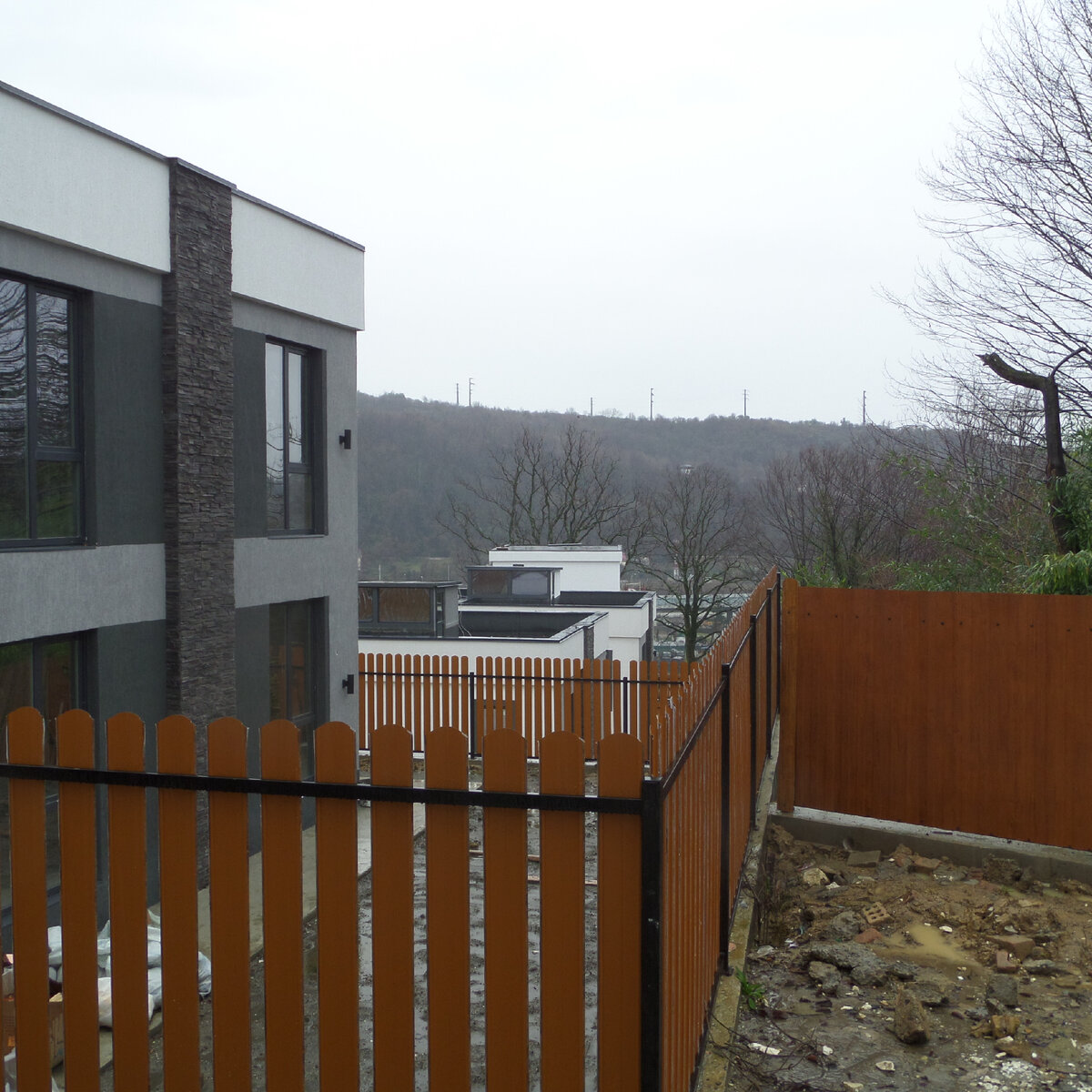 Вид на коттеджи и на реку Мзымта