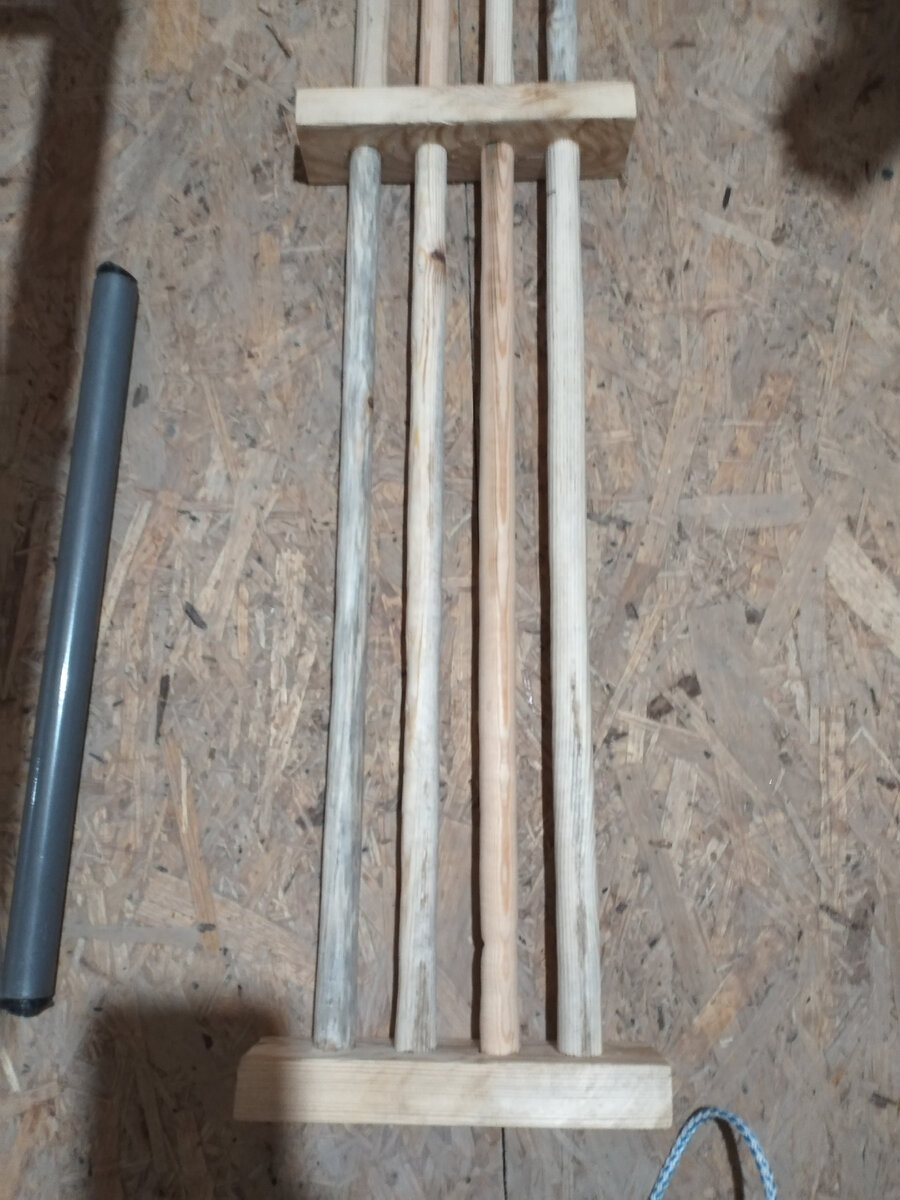 Сделал по 4 палочки на каждую секцию. Затем сделал 6 брусков длиной 20 см в которых сделал отверстия