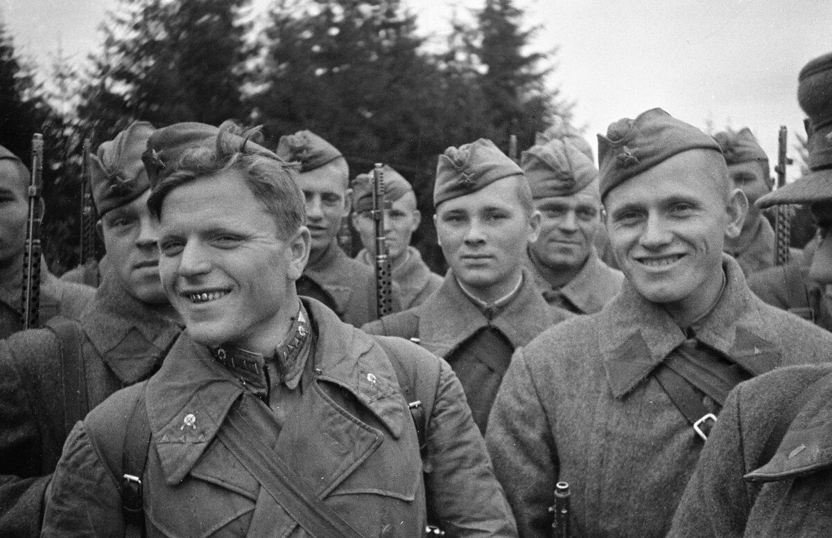 Вот в таком виде пилотка просуществовала точно более 55 лет без заметных изменений. Приличный срок. В РККА пилотки введены в 1935 году в качестве повседневного головного убора для красноармейцев и командиров. Снимок 1941 года.