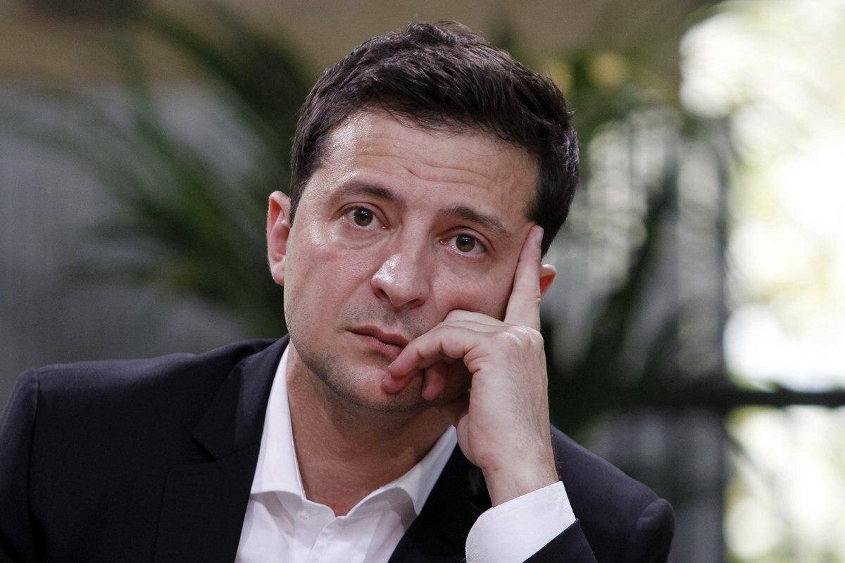 Известно, что ежемесячные транши поступают от украинских олигархов.