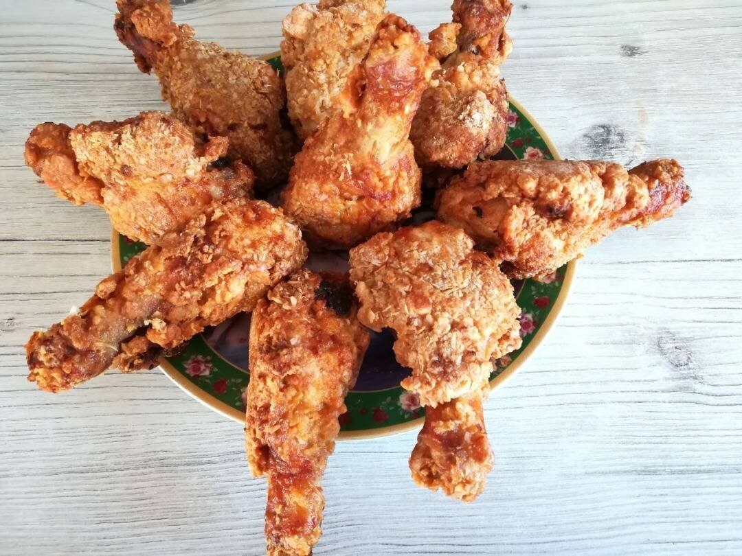 Как приготовить ножки как в kfc. Фрайд чикен. Куриные ножки кфс. Ножка панированная кфс. Стрипсы kfc панировка.
