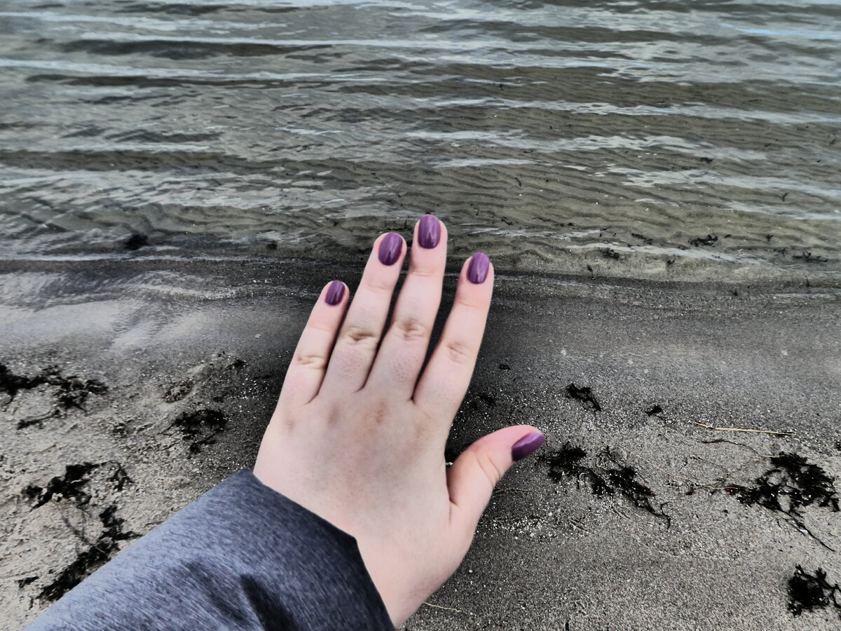 Сетевых салонов маникюра, конечно, в Москве меньше, чем "Макдоналдсов". Но всё равно можно зайти в любую удобную тебе студию и получить точно такой же маникюр, как в других.