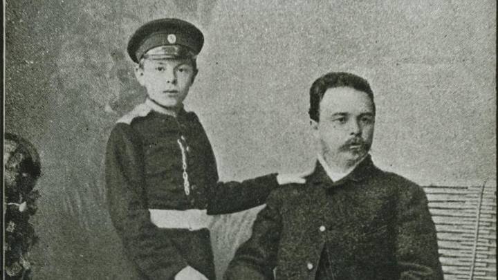  Кадет Саша Скрябин с отцом Николаем Александровичем, фото 1882 года / Фото: public domain