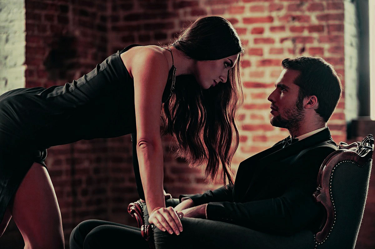 властная женщина. мужчина под столом. господство дам. лейтон мистер и эд вествик. чак басс и блэр.