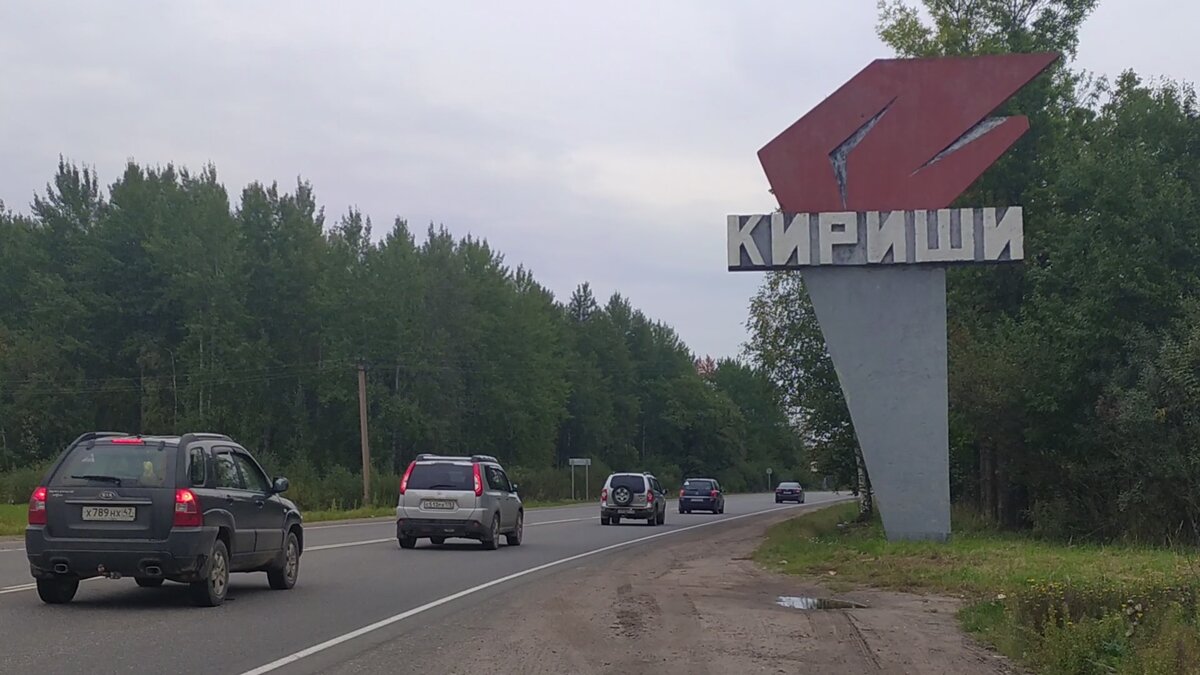 Сначала вот такой обелиск увидели, в виде факела