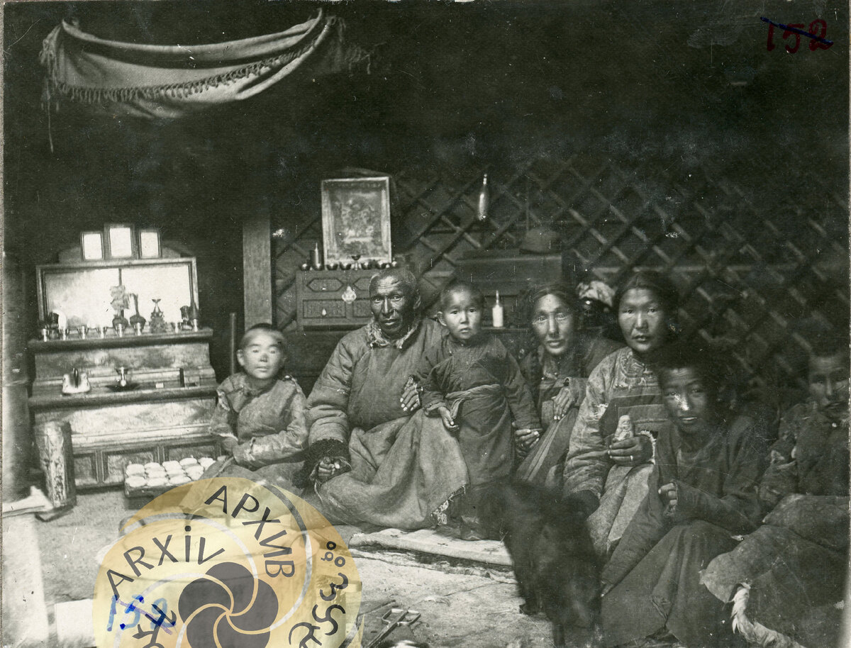 Семья феодала в юрте, Дзун-Хемчикский район, 1925 г., фото В.П. Ермолаева