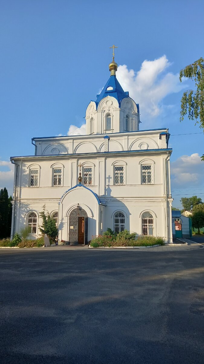 Тихвинский (верхний) и Троицкий (нижний) надвратный храм.