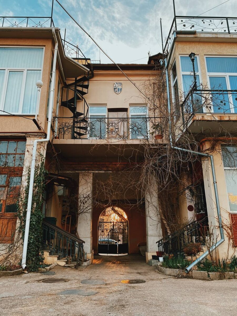 Атмосферный двор в Севастополе