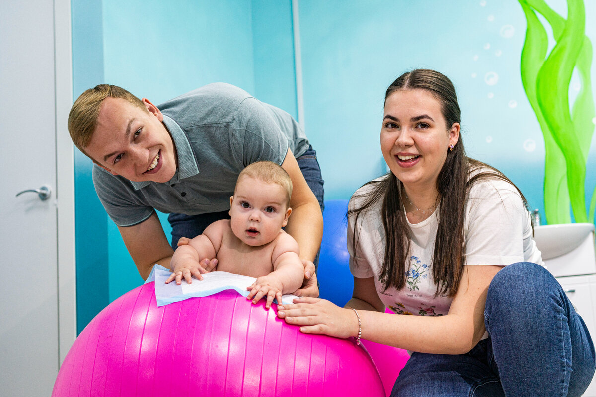 Заниматься на фитболе можно с самых первых недель жизни малыша