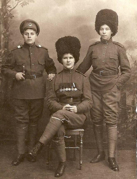 На фотографии Антонина Пальшина в центре.