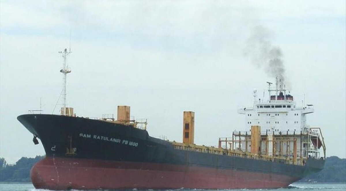 консервация катера. эллинг для хранения катеров и лодок. байдак судно. лайнеры грузовые для перевозки крс. ангар для катера.