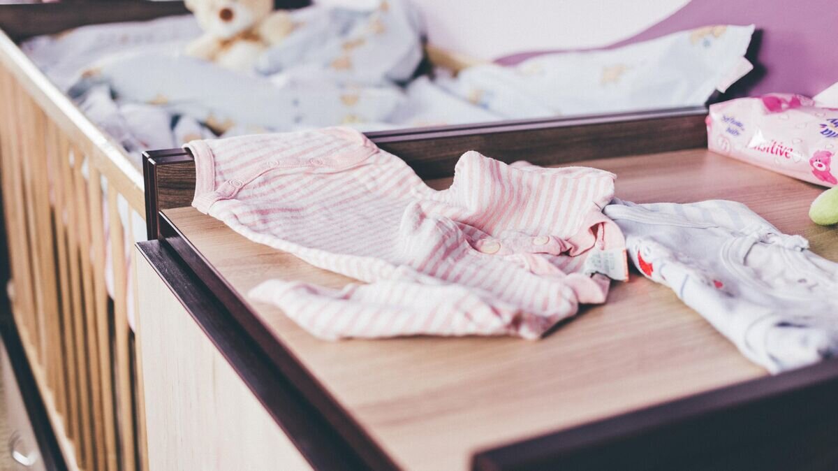    Детские вещи на пеленальном столике© Pixabay / freestocks-photos