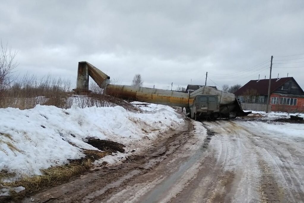 упавшая водонапорная башня в деревне Холмина (март 2021 года)