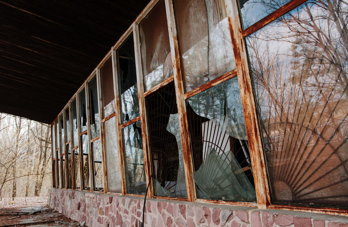 <a href="https://ru.freepik.com/free-photo/broken-windows-at-rusty-frame-on-chernobyl-disaster-ukraine_27001174.htm#query=%D1%87%D0%B5%D1%80%D0%BD%D0%BE%D0%B1%D1%8B%D0%BB%D1%8C&position=42&from_view=keyword">Изображение от ASphotofamily</a> на Freepik