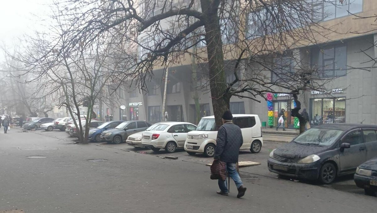     На пешеходной улице Сержантова снова неспокойно. В последнее время тут стало меньше нелегальных торговцев овощами и рыбой, зато появилась другая напасть — большая незаконная парковка напротив недостроенного кинотеатра «Юбилейный». Хотя местные говорили о ее благоустройстве в 2022 году.