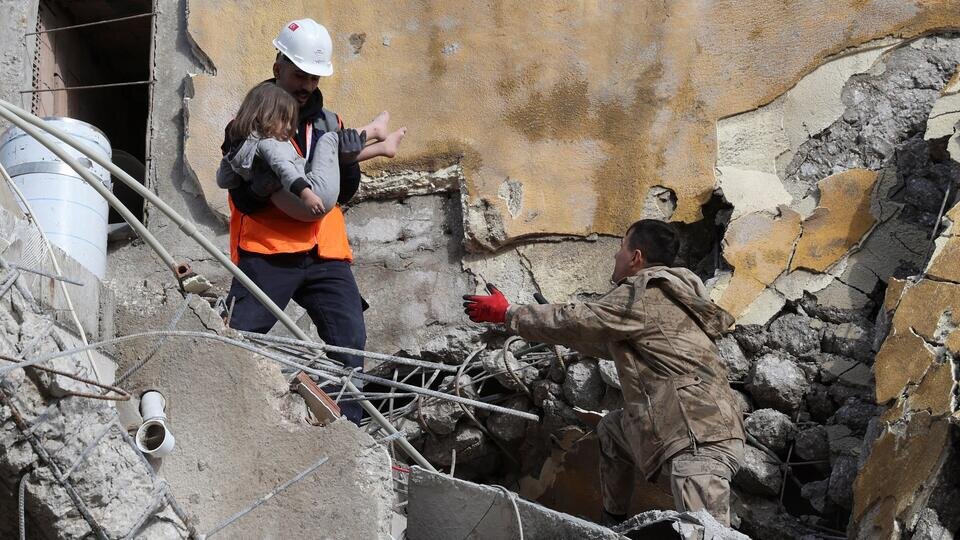 Спасательные работы при землетрясении. Спасение при землетрясении 2. Землетрясение в Сирии 2023 ребенок. Землетрясение в Турции волонтеры.