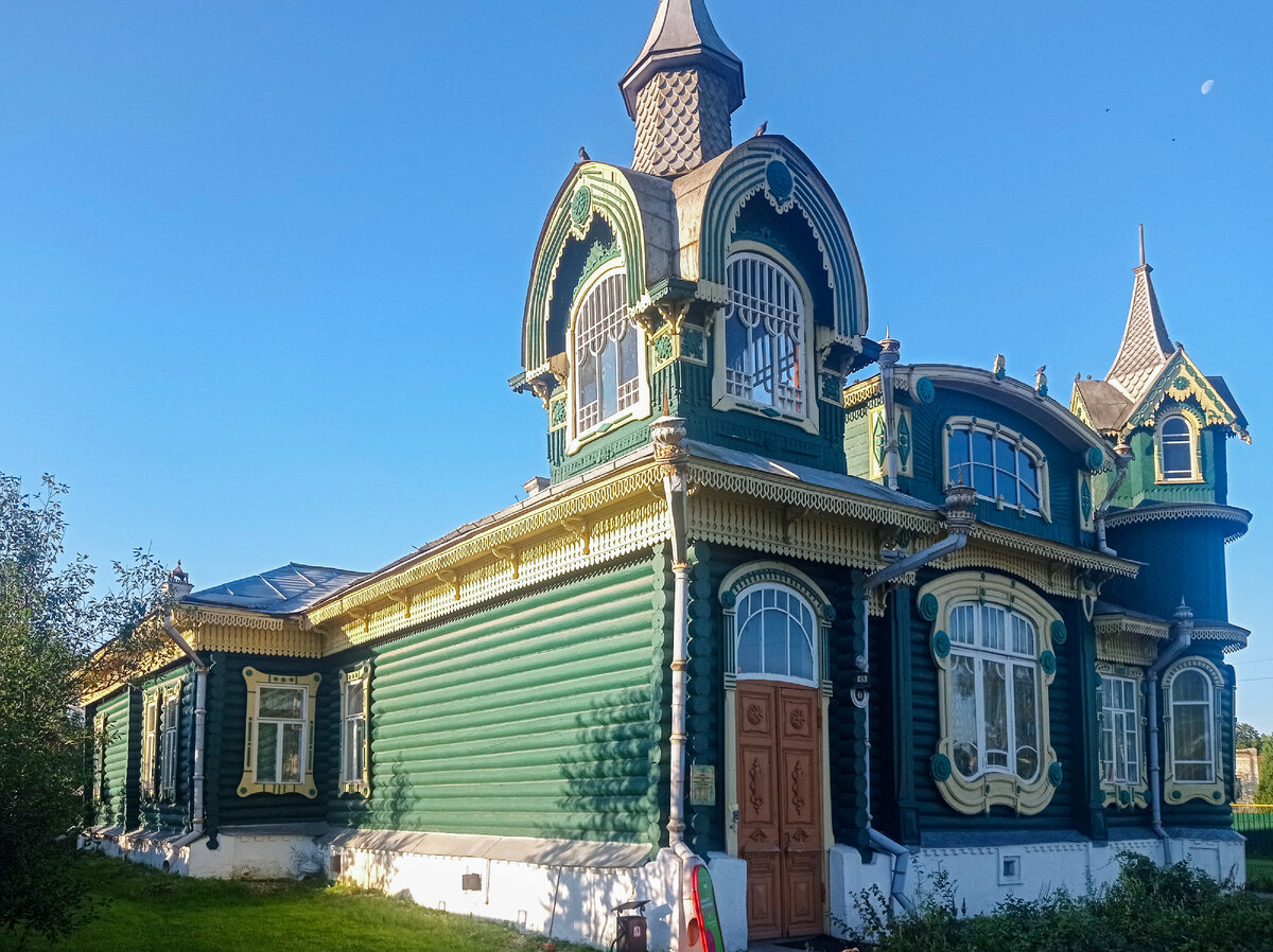 По архитектурному стилю характеризуется, как модерн с элементами русского стиля