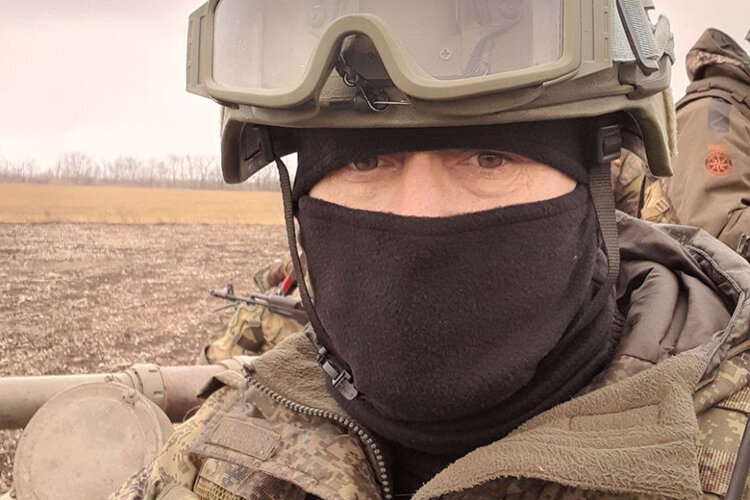    «Помню, лежишь в воронке, только что погиб твой товарищ, остался наверху, ты понимаешь, что он уже погиб и ты ничего сделать уже не можешь. Его тело еще не остыло. Когда в него попадает очередь, он вздрагивает, его руки дергаются, будто он хочет поймать пули, предназначенные для тебя» Фото предоставлено ветераном СВО с позывным «Нельсон»