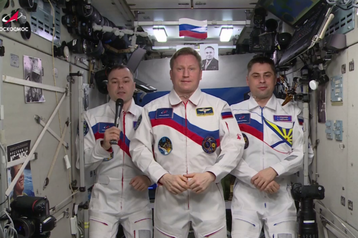    Выпускник ЮУрГУ поздравил россиян с Днем государственного флага с борта МКС