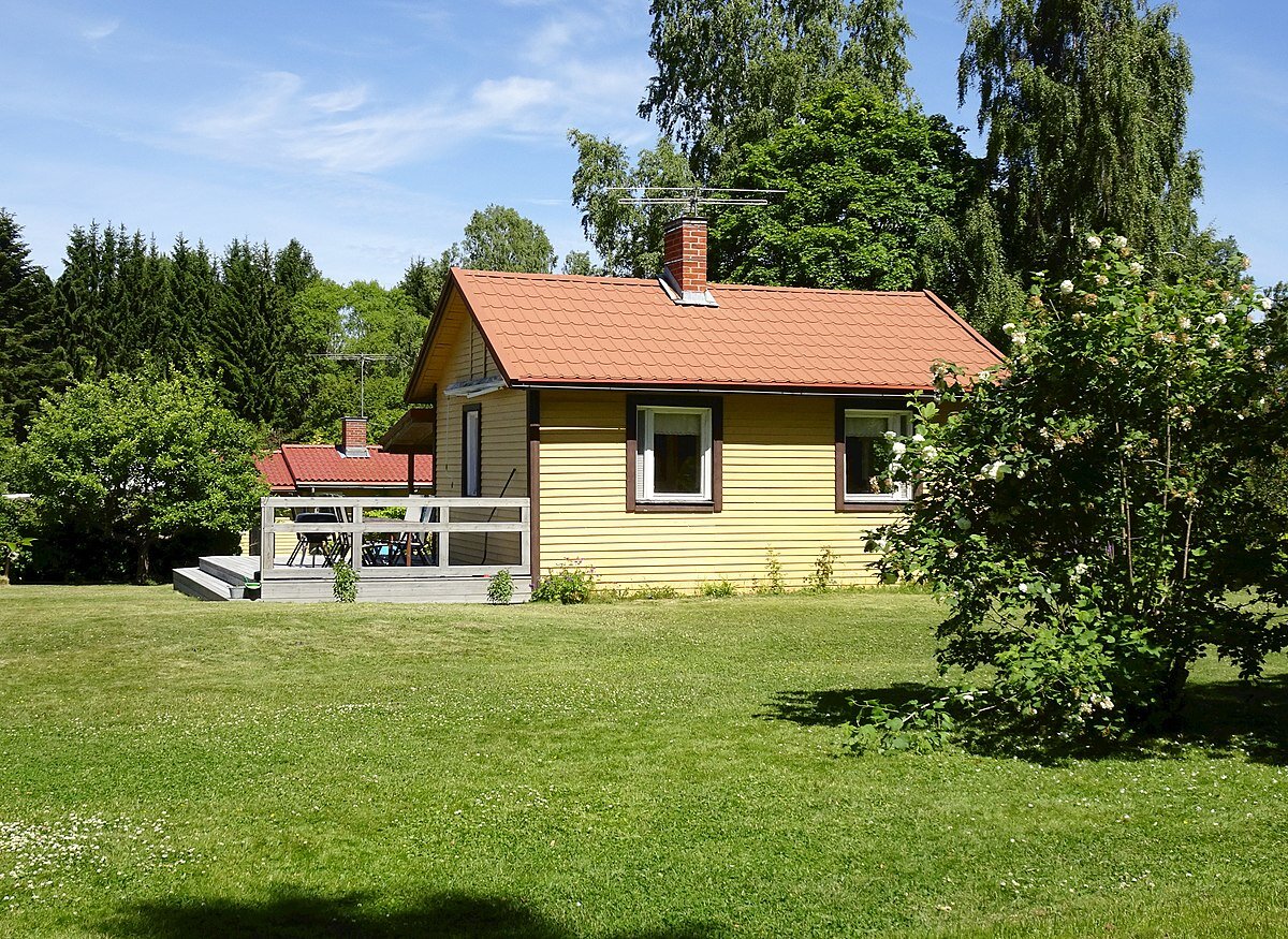 Типичная соммарстуга. Зачастую такие домики окружает даже не газон, а естественный луг. 