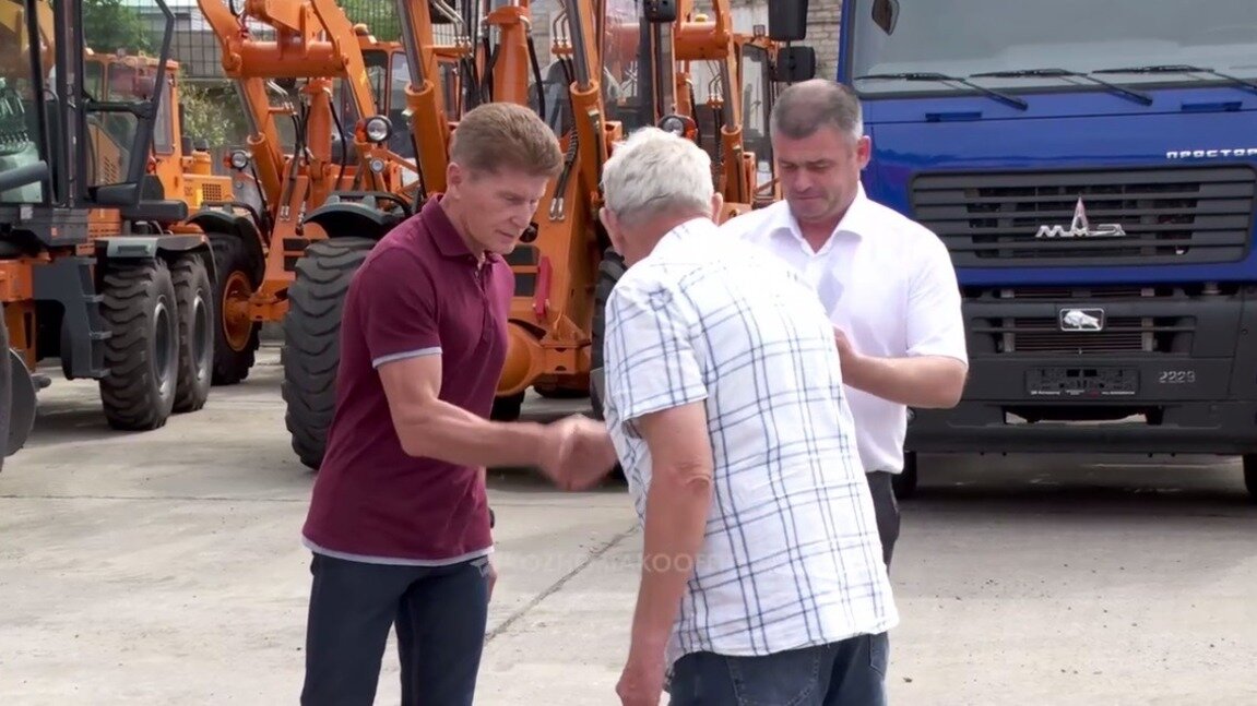     В пострадавшие от сильного наводнения районы Приморья отправляется новая дорожная техника. Более 30 единиц поступило в филиалы Примавтодора 28 августа.