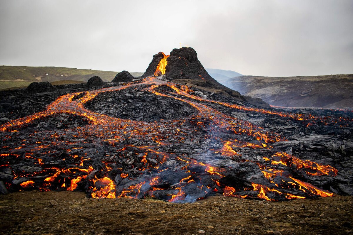 Почему вулкан назвали вулканом. Извержение вулкана в Исландии Эйяфьятлайокудль. Извержение вулкана в Исландии 2021. Исландия вулкан Эйяфьятлайокудль извержение 2010. Вулкан фаградалсфьяль в Исландии.
