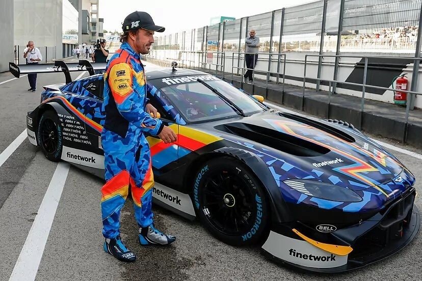    Фернандо Алонсо и Aston Martin Vantage DTMФото: Соцсети