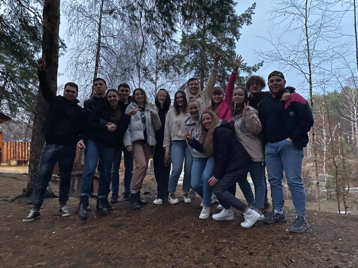 Это мы с группой впервые собрались на шашлыки на 4 курсе 😅