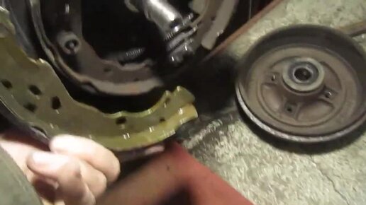 Руководства по ремонту Рено Логан: Замена тормозных колодок тормозных механизмов передних колес