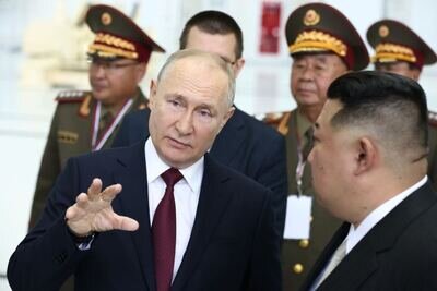    Президент РФ Владимир Путин и председатель Государственного совета КНДР Ким Чен Ын на космодроме Восточный. ©Артем Геодакян РИА Новости