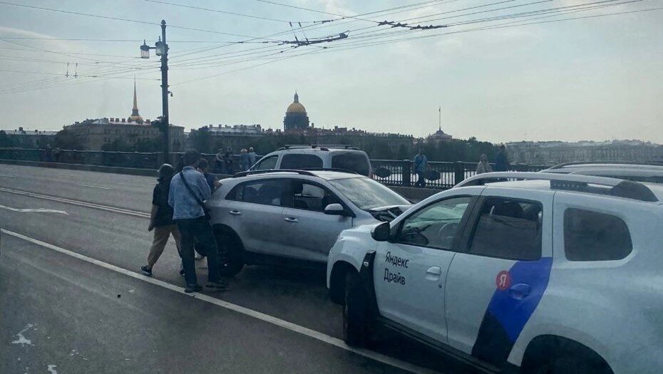    Последствия ДТП на Дворцовом мосту в Петербурге, 13.09.2023. Автор фото: t.me/Megapolisonline