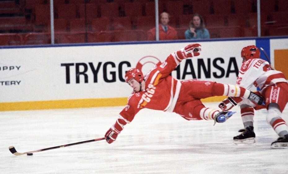    Нападающий сборной СССР Александр Могильный убежал из страны, чтобы играть в НХЛ. Фото: ТАСС