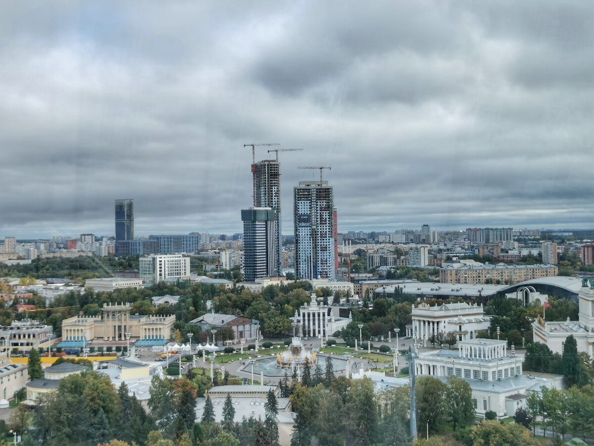 Высотки, которые строятся на улице Вильгельма Пика у киностудии имени Горького. На мой взгляд, они испортили пейзаж.