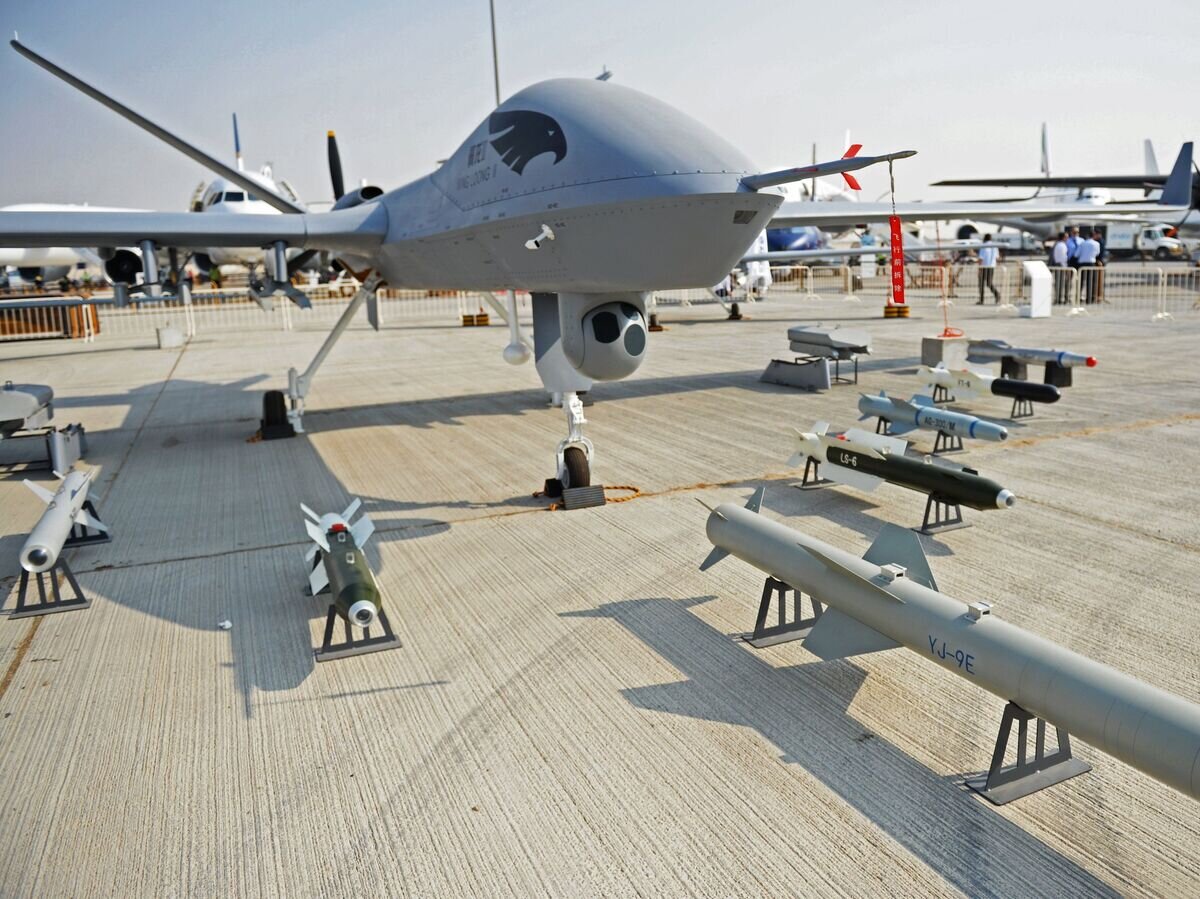    Разведывательно-ударный беспилотный летательный аппарат КНР "Wing Loong-2" на Международной авиационно-космической выставке Dubai Airshow 2017© РИА Новости / Сергей Мамонтов