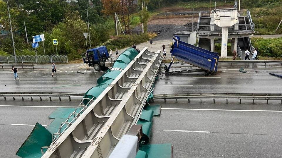     Во Владивостоке пешеходный виадук рухнул на федеральную трассу. Его снес самосвал — водитель забыл опустить кузов. На самом мосту, к счастью, во время ДТП не было людей. Подобные аварии происходят в России регулярно.