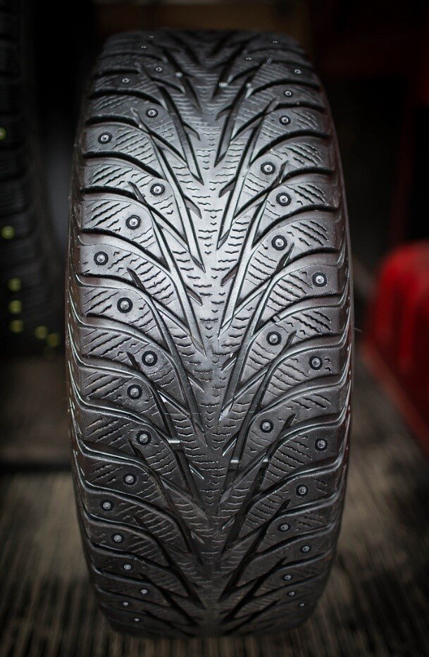 Шина с ремонтными шипами