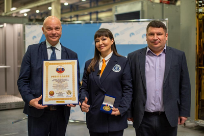    Серпуховский лифтостроительный завод получает награду от Книги рекордов России ©Пресс-служба ООО СЛЗ