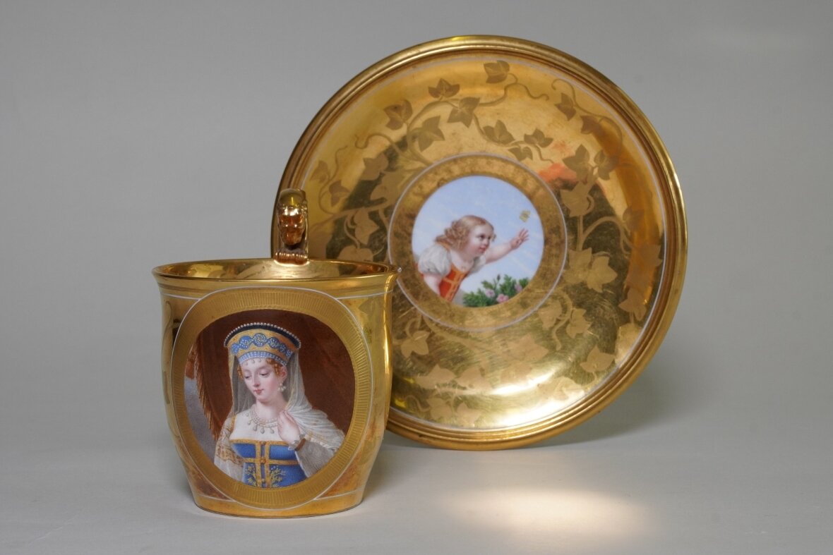 Чашка с блюдцем с портретом княгини Марии Барятинской с дочерью Ольгой, 1817-1818 гг.Фарфор, надглазурная роспись, позолота, цировка