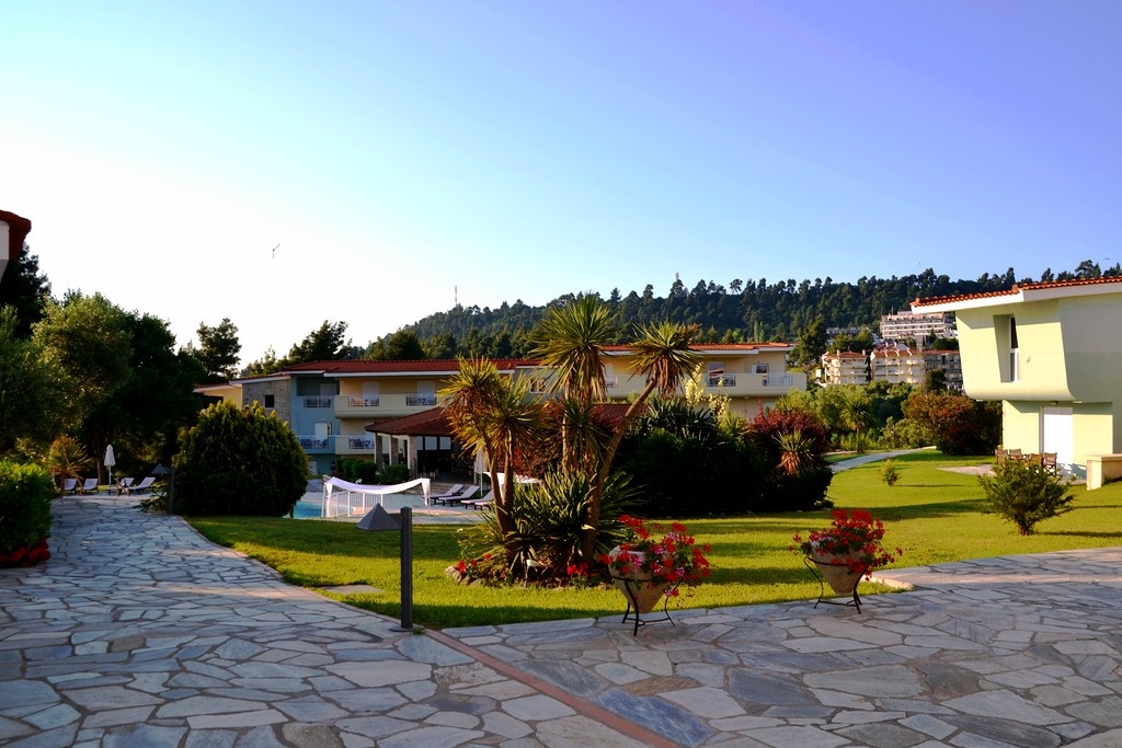  Первый взгляд на утренний, еще не проснувшийся отель.

