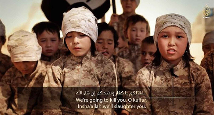 Дети в рядах Исламского государства – запрещенной в РФ группировки. 
Перевод субтитров: «Мы убьем тебя, о неверный. Если на то будет воля Аллаха, мы тебя зарежем».